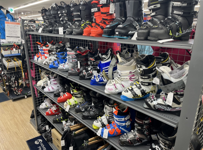 スキー・スノーボード用品は季節を問わず年中お取り扱い！