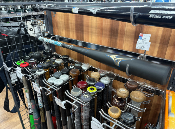 グローブやバッドなど野球用品一式揃えることが可能！！