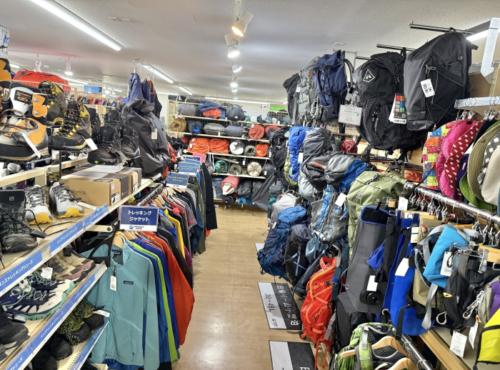登山・トレッキング用品は圧巻の品揃え!