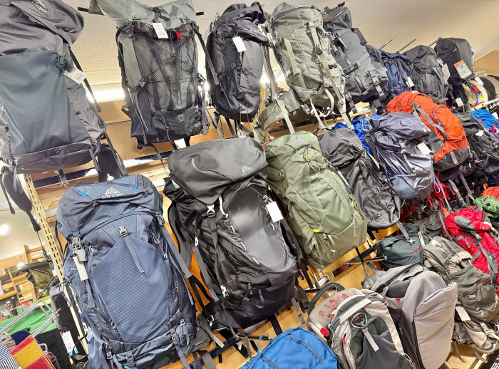 登山・トレッキング用品は圧巻の品揃え！