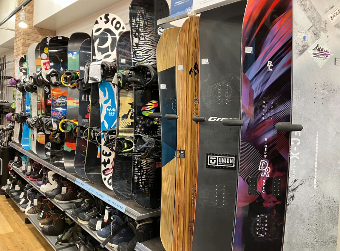 スキー・スノーボード用品は一年中!販売・買取を行っています!