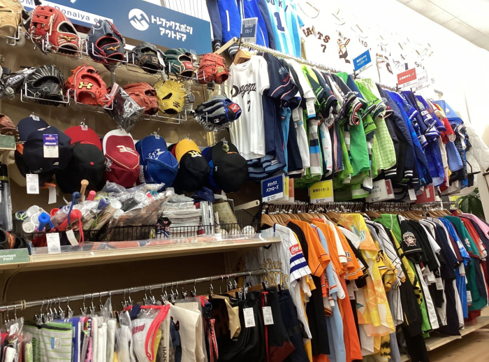 グローブやバット、応援グッズを中心とする野球コーナー