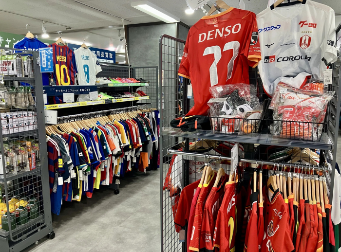 ユニフォーム・スパイクからグランパスグッズまで！サッカー用品売場