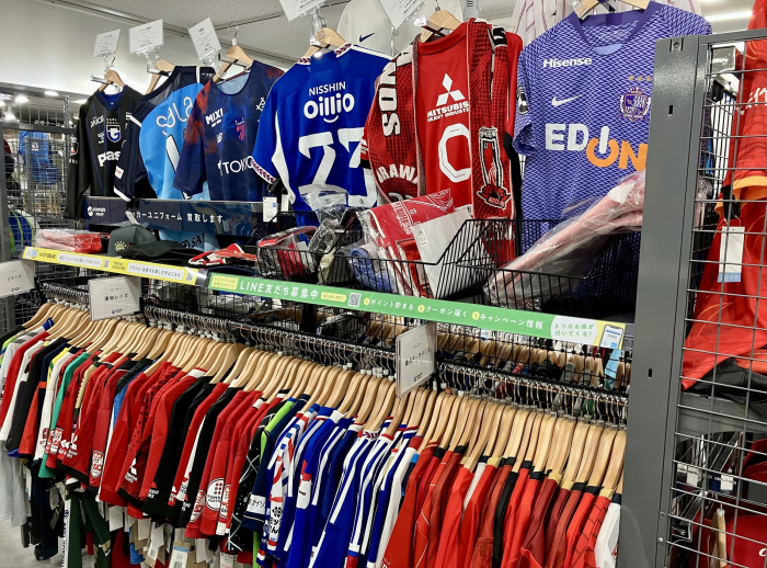ユニフォーム・スパイクからグランパスグッズまで！サッカー用品売場