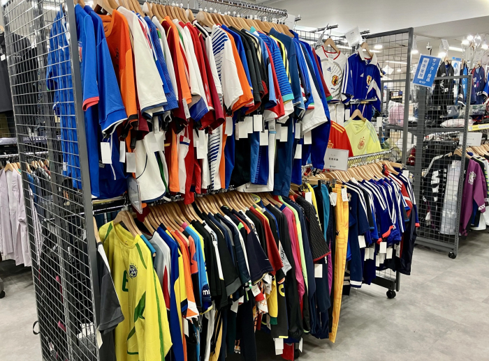 ユニフォーム・スパイクからグランパスグッズまで！サッカー用品売場