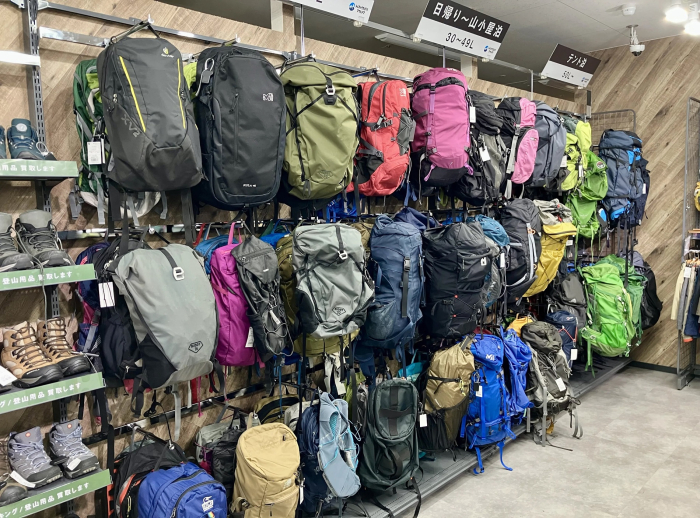 バックパック・トレッキングシューズ・アパレルが揃う！登山・ハイキング用品売場