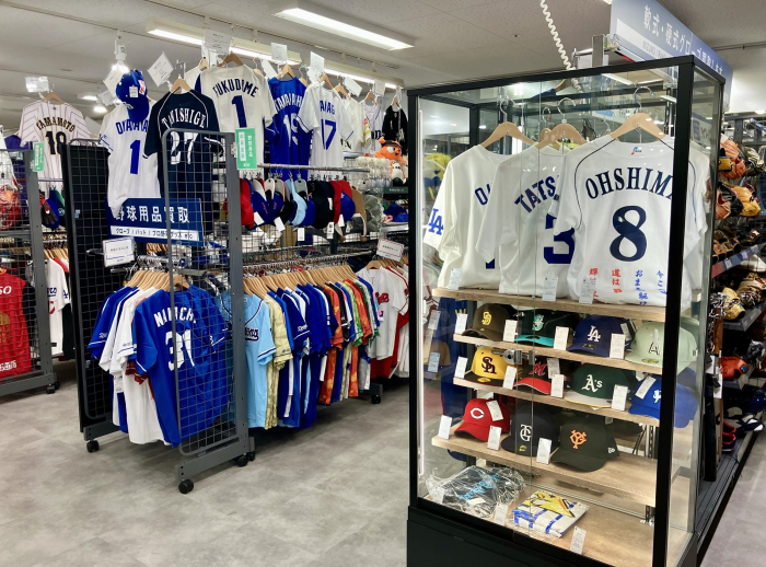 グローブ・バットからドラゴンズグッズまで!野球用品売場