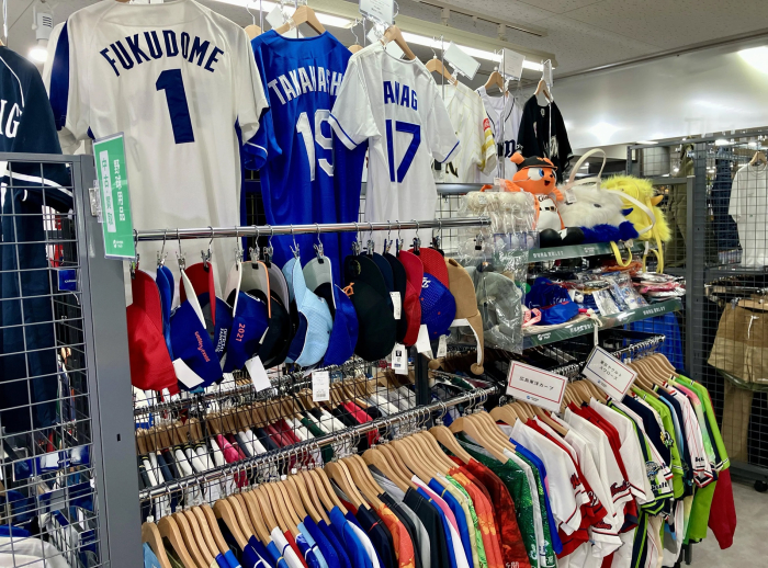 グローブ・バットからドラゴンズグッズまで!野球用品売場