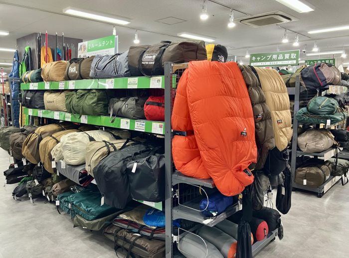 定番ブランドから大型テントまで!お試し設営もできるキャンプ売場
