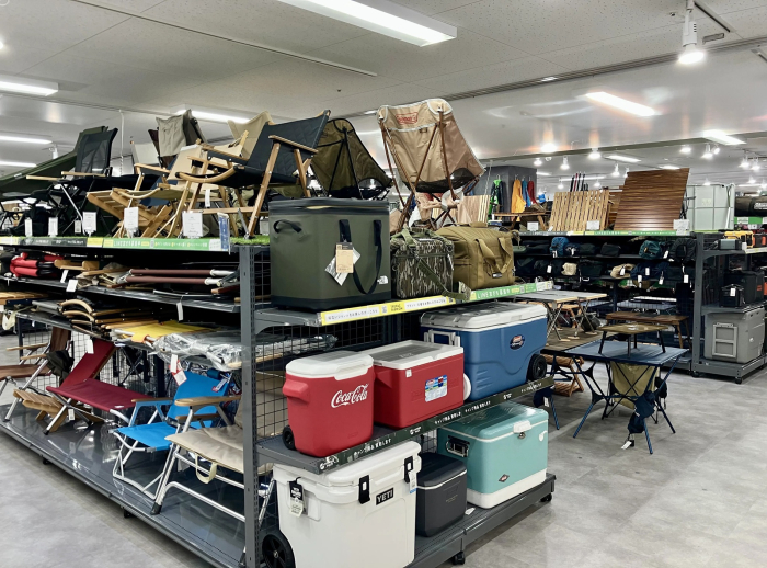 定番ブランドから大型テントまで!お試し設営もできるキャンプ売場