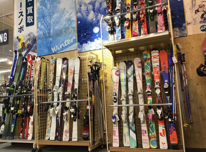 スキーやスノーボードなどのウィンタースポーツ用品展開中！