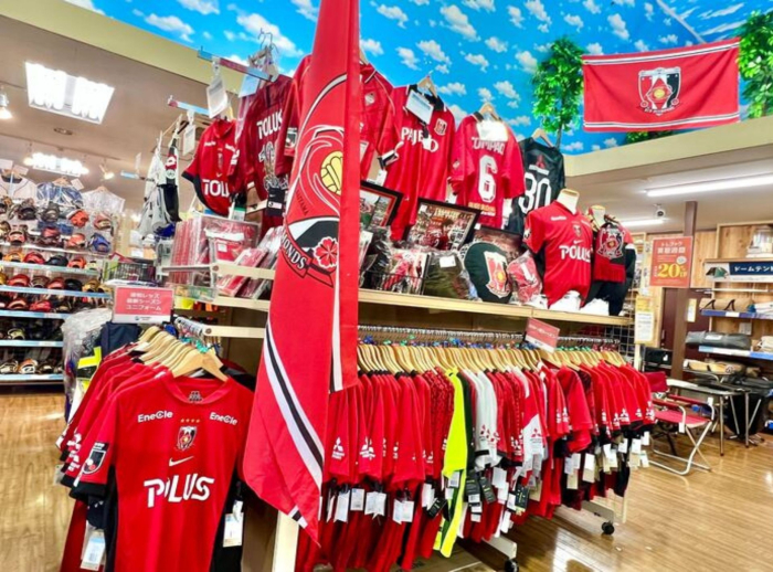 浦和レッズをはじめ、Jリーグや日本代表、欧州サッカー、ヴィンテージユニフォームなど在庫豊富です!