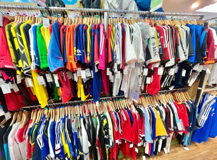 浦和レッズをはじめ、Jリーグや日本代表、欧州サッカー、ヴィンテージユニフォームなど在庫豊富です!