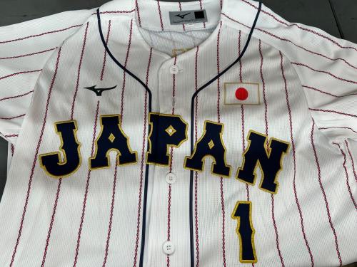 勝利の一撃を！ロッテ1のイケメン藤原恭大のユニフォームをご紹介