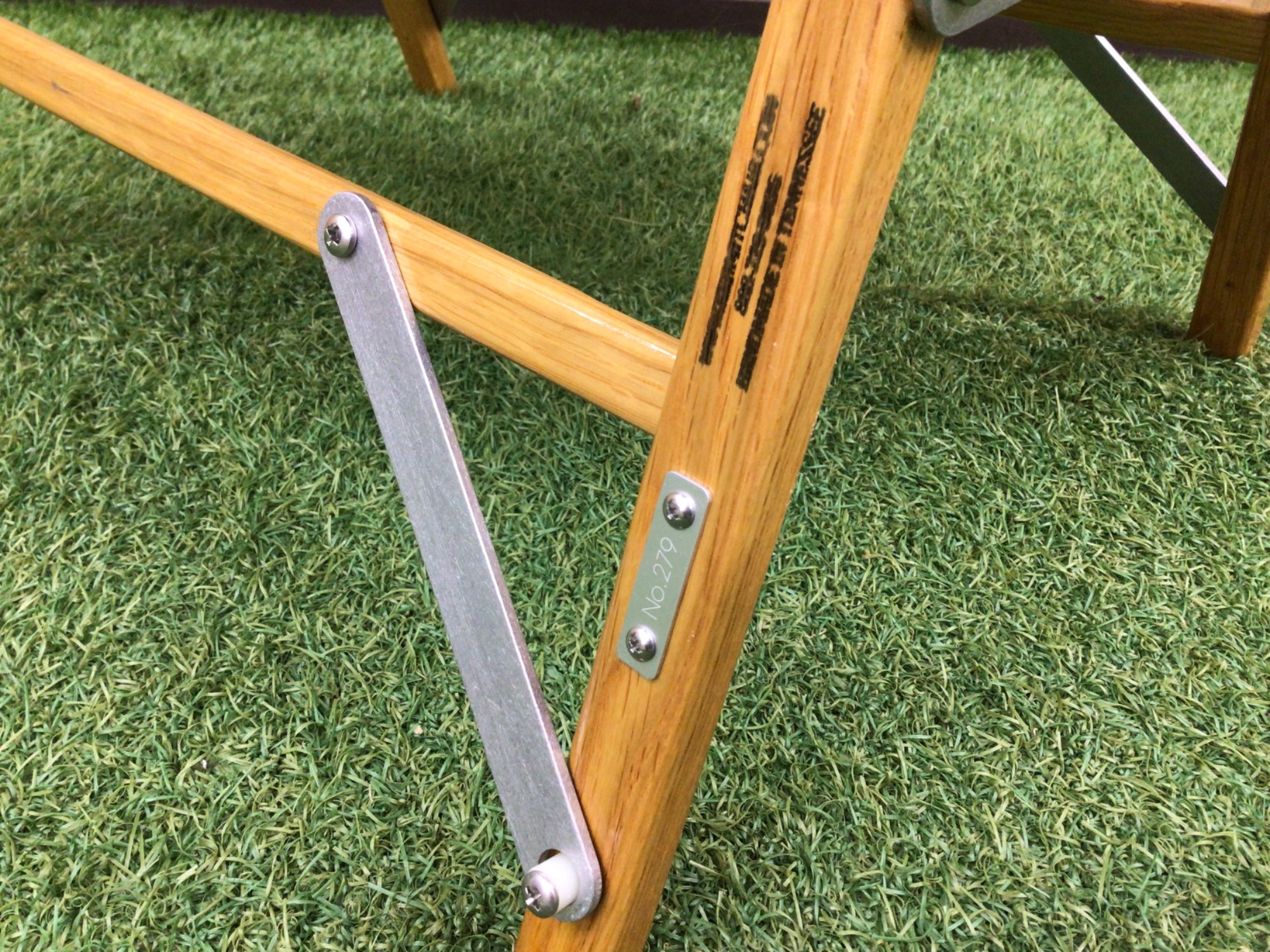 カーミットチェア×サンセットクライマックスのプレミアムな1脚を