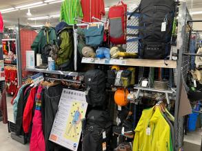 小牧店売場拡大しました！トレッキングシューズやバッグパックなど登山用品の取り扱い強化中！！