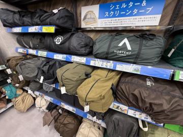 「アウトドア用品のドーム型シェルター 」