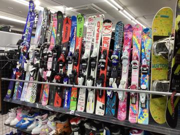 「スポーツ用品のスキー 」
