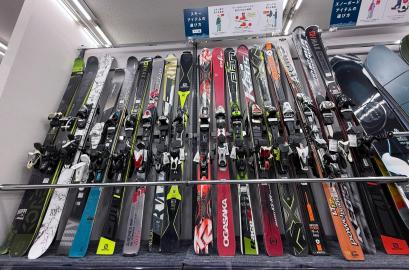 「スポーツ用品のスキー 」