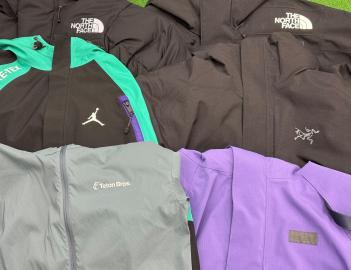 「アウトドア用品のアウトドアウェア 」