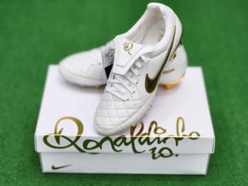 「サッカー用品のNIKE 」