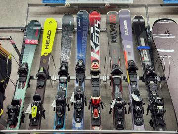 「スポーツ用品のスキー 」