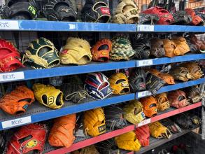 【入間扇台店】直近入荷の硬式・軟式グローブを6点ご紹介！