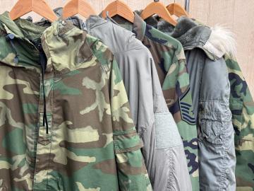 「アウトドア用品のアウトドアウェア 」