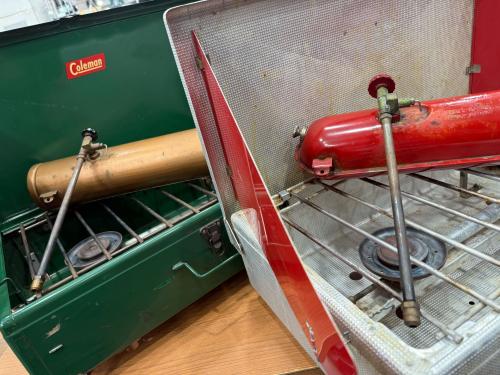 岡山MADE IN USAコールマン ガソリン2バーナーキャンプアウトドア コールマンの脚の生えるガソリン2バーナー!?413D&442[2025.08.20発行