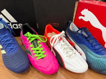 「スポーツ用品のサッカースパイク 」