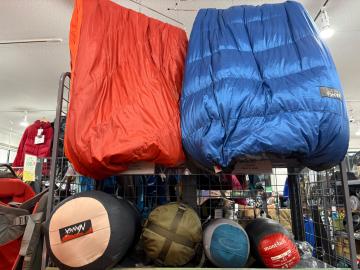 「キャンプ用品のダウンシュラフ 」