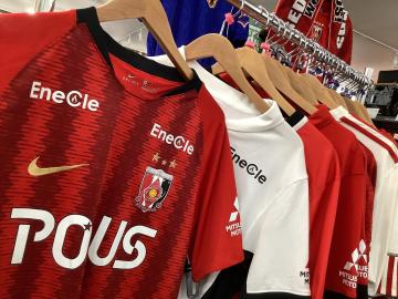 浦和レッズユニフォーム、応援グッズ多数入荷致しました！！