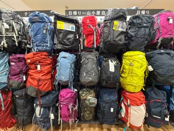 「登山のトレッキング 」