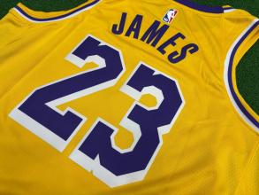 【バスケ界のキングとも呼ばれる男】レブロンジェームズ選手のユニフォームをご紹介！！