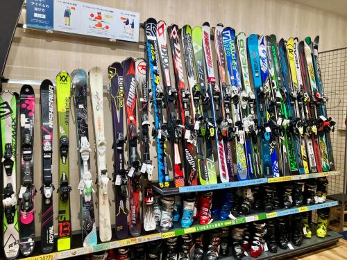 スポーツ長久手店】高年式のスキー板をご紹介！オンラインでも購入可能