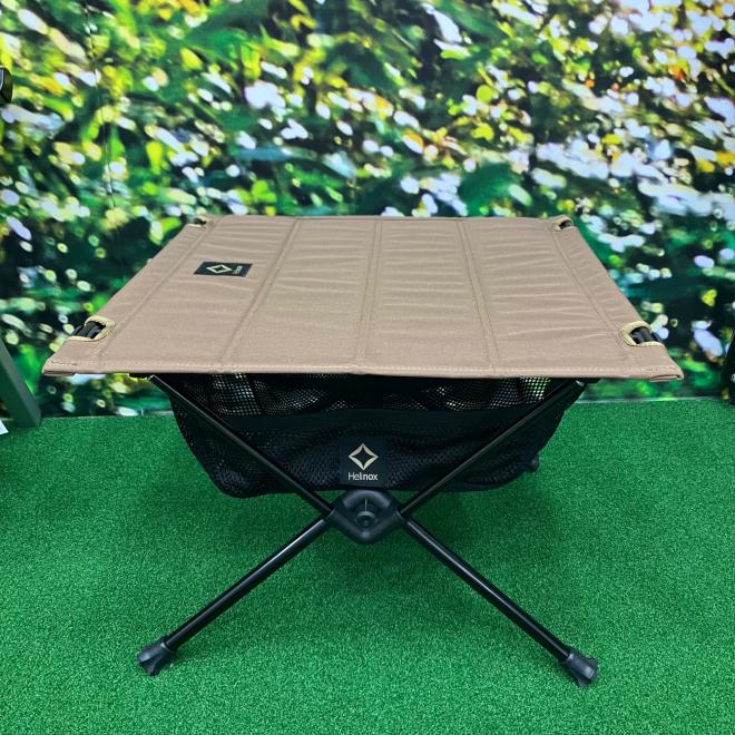 【Helinox / ヘリノックス】タクティカルテーブル S | 無骨なコヨーテカラーがキャンプサイトを引き締める
