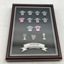 【JUVENTUS / ユベントス】サポーターグッズ 歴代ユニフォーム・トロフィーセット | ビアンコネーリの栄光の歴史を堪能できるプレミアムな逸品