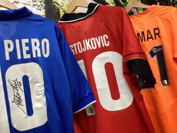 【長久手店】サイン証明有の超貴重品サッカーユニフォーム4選！！