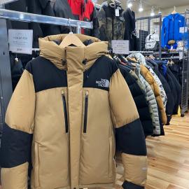 【THE NORTH FACE / ザ ノース フェイス】バルトロライトジャケット | ユーティリティブラウンで魅せる真冬の防寒スタイル