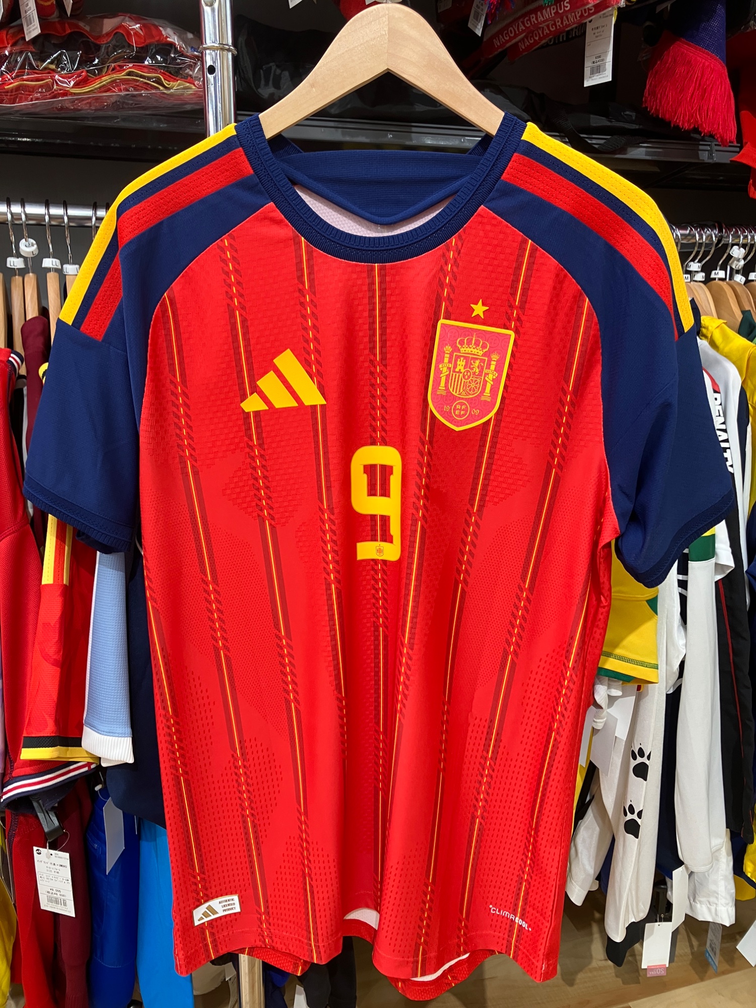 スペイン代表×adidas】鮮烈レッドのサッカーユニフォーム メンズXLが