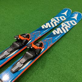 「スキー用品のATOMIC 」