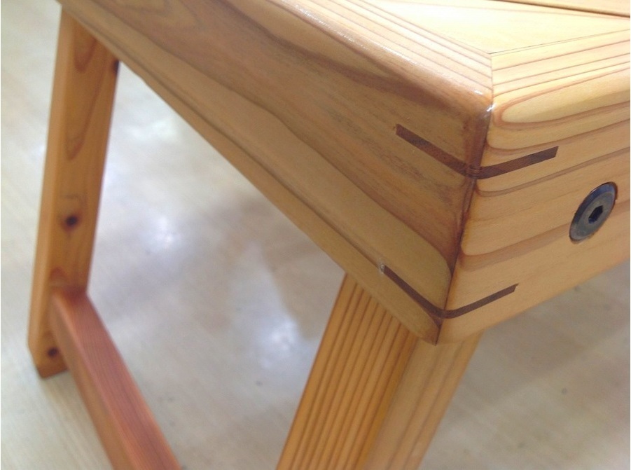 木の温もりを感じるKOKAZE(小風)の木製テーブルが買い取り入荷しました