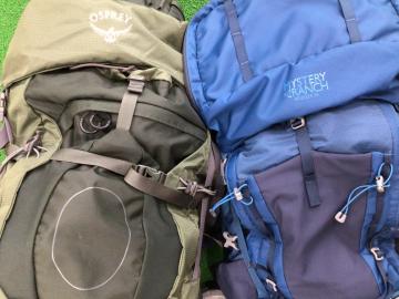 「登山のトレッキング 」
