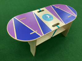 スケートボードのような独特な形状が魅力！「SKATE TABLE21