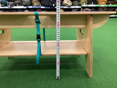 スケートボードのような独特な形状が魅力！「SKATE TABLE21