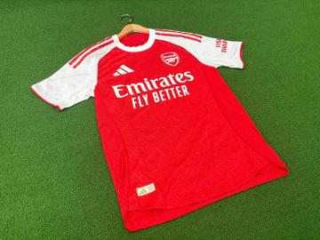 「サッカー用品のadidas 」