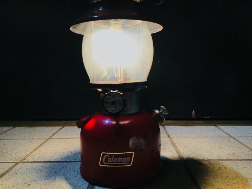 Coleman(コールマン)の王道ヴィンテージランタン！”The Red”の