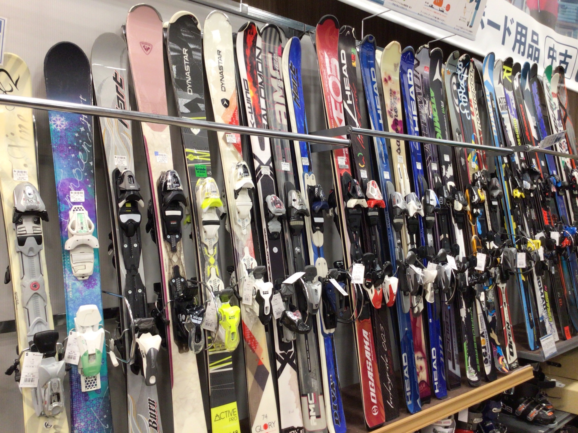 近日入荷したスキー板を紹介！！お手頃価格の板や近年モデルもござい 
