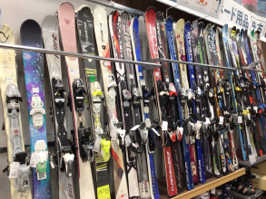 近日入荷したスキー板を紹介！！お手頃価格の板や近年モデルもございます！