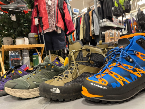 登山用品多数お取り扱い中！スタッフ一押しトレッキングシューズ